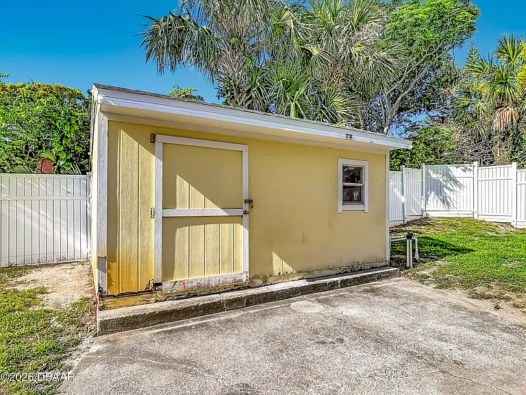 1621 N Oleander Ave — Photo 43
