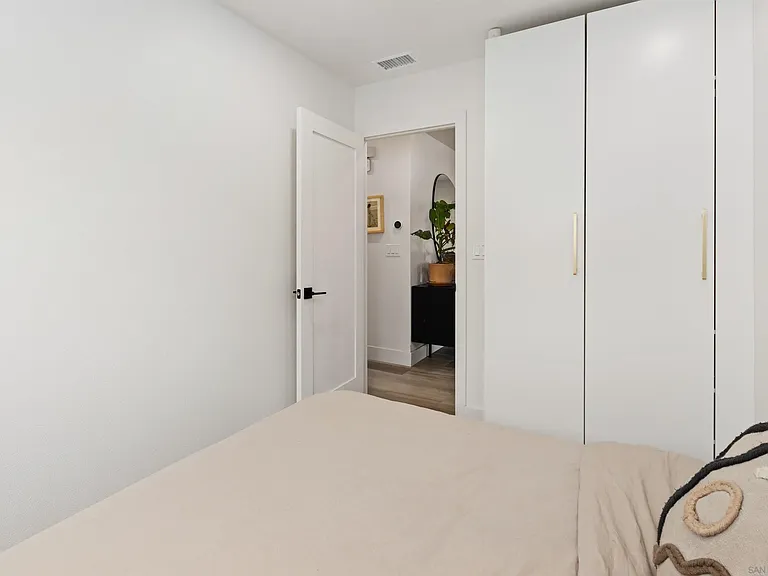 2068 Montclair St — Photo 24
