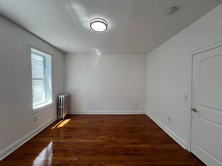 11-15 Gifford Ave #5E — Photo 8