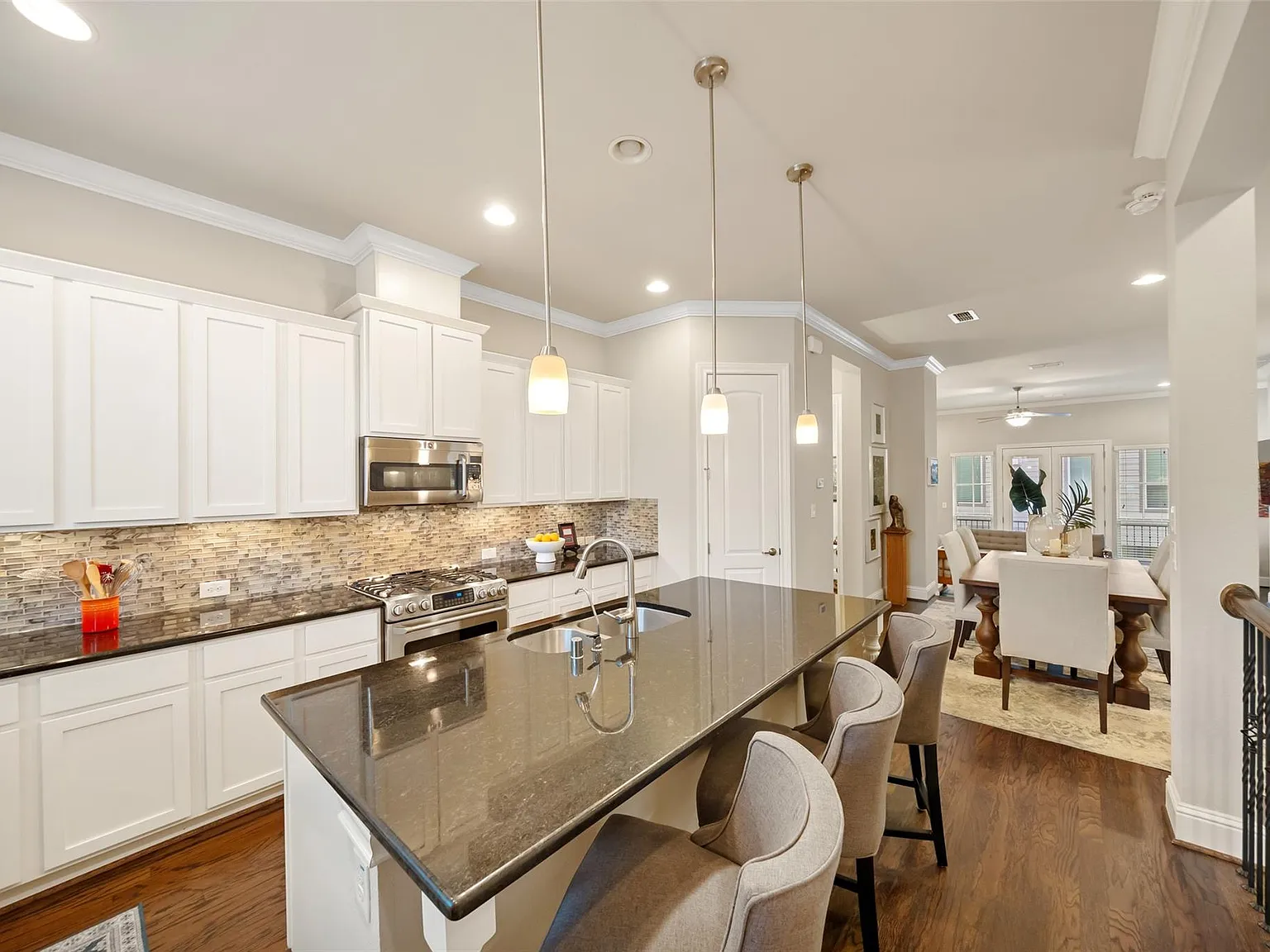 3 bed, 3.5 bath, 2251 sqft, $3,200 — Photo 3