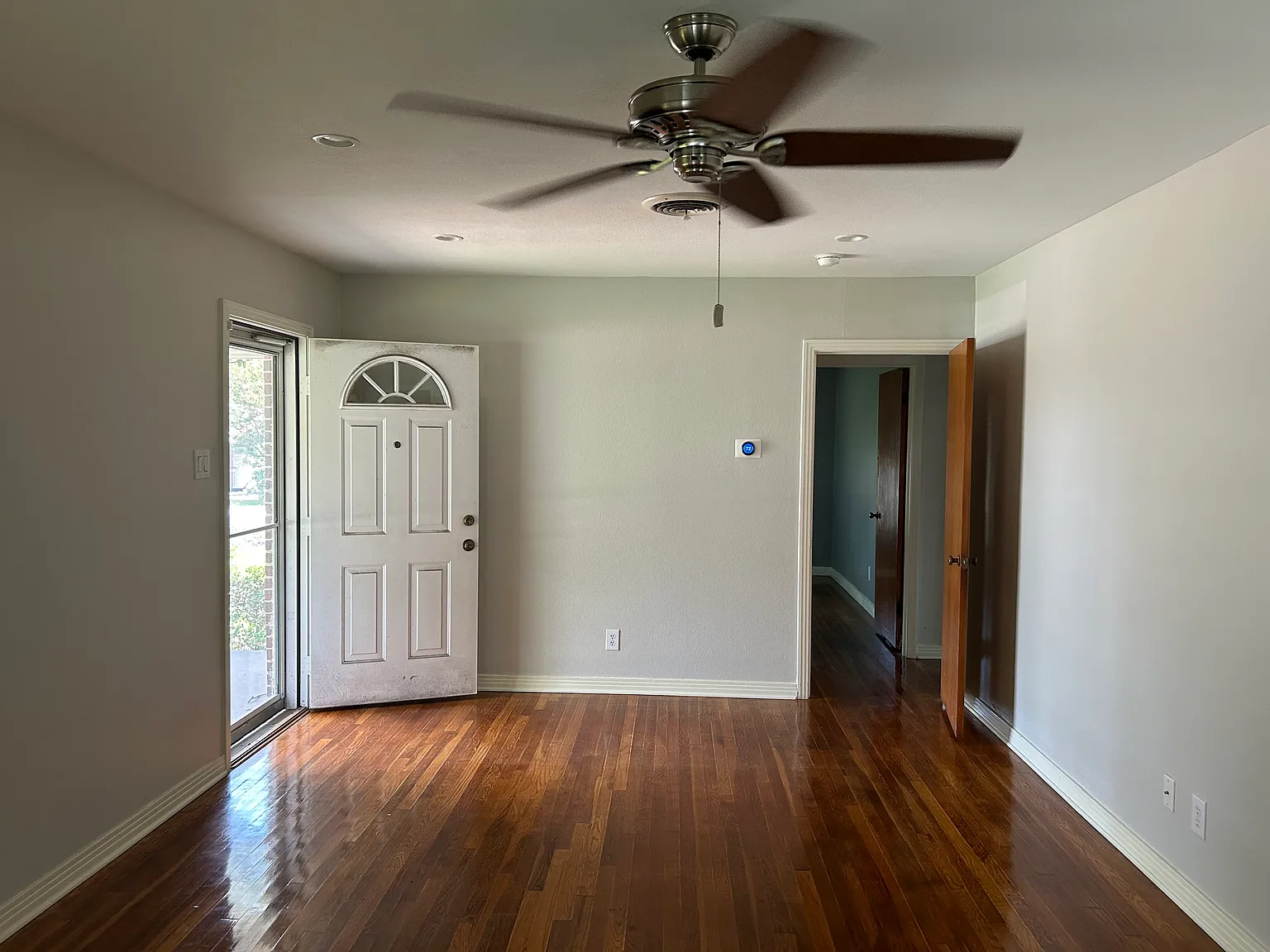 3 bed, 832 sqft, $1,850 — Photo 2