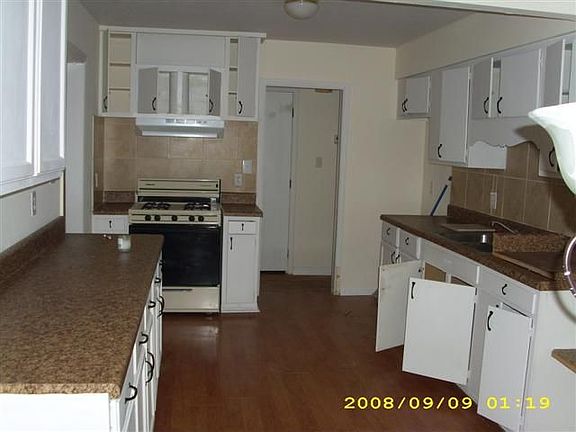 Kitchen w/ gas stove