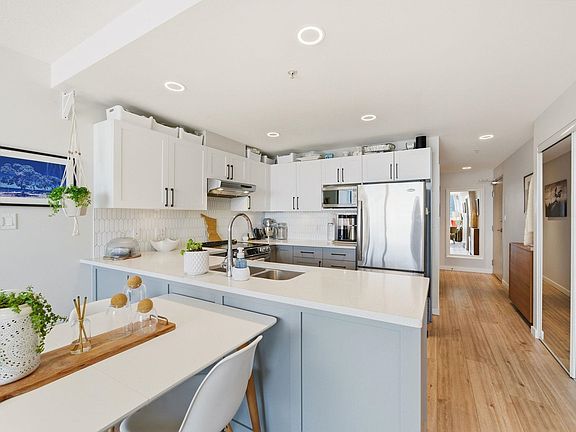 4th image of 14 Begbie St #1202