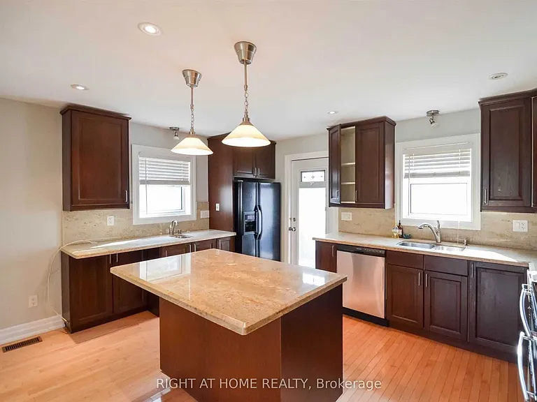 526 Poplar Ave — Photo 3