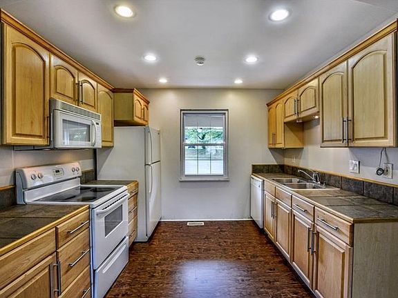 4th image of 404 Parkwood Dr