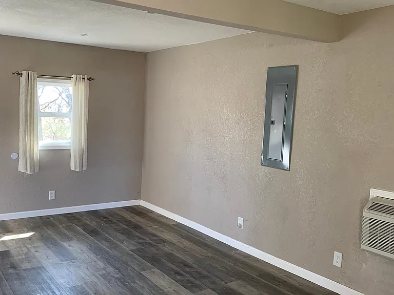 1110 N Main St — Photo 4