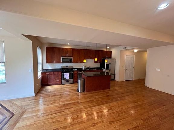 3rd image of 6219 S Woodlawn Ave APT 2S