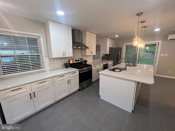 3rd image of 3506 Beverly Dr