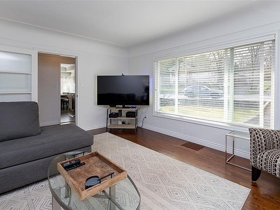 4th image of 4121 Quadra St