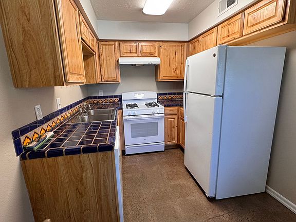 3rd image of 12204 Candelaria Rd NE APT B