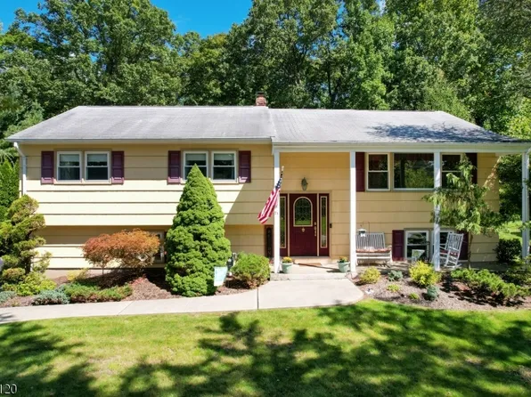 71 Thackeray Rd, Oakland Boro, NJ 07436