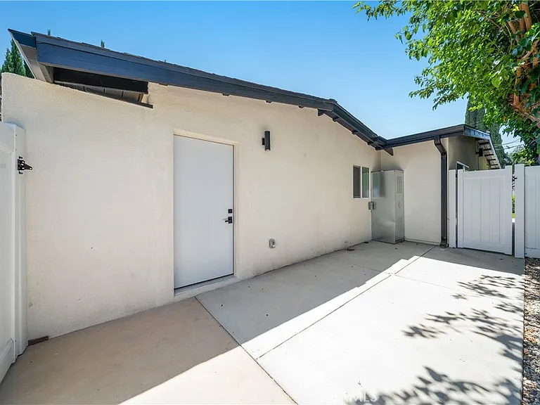 22926 Leadwell St — Photo 4