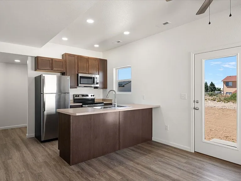 250-252 W Acorn Dr — Photo 3