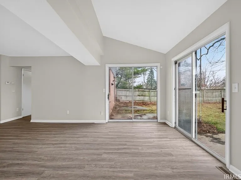 924 E Washington Center Rd — Photo 20