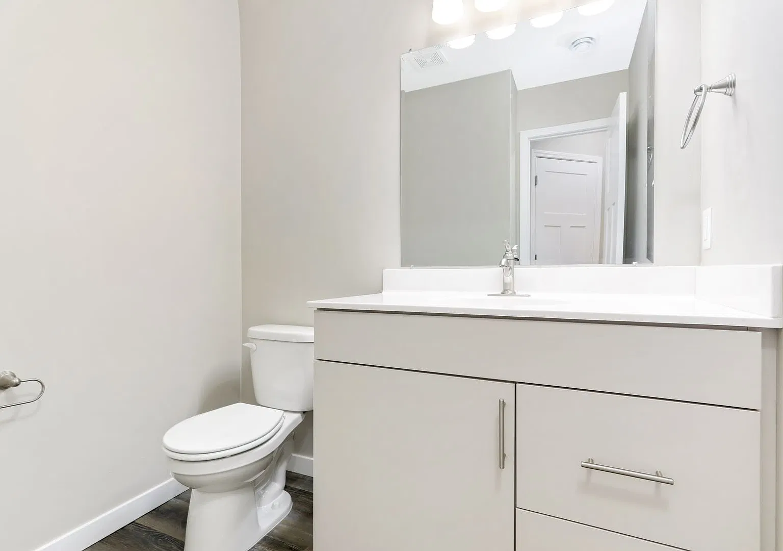 Enjoy where you rent! 3bd 3ba 2car garage townhome available now — Photo 3