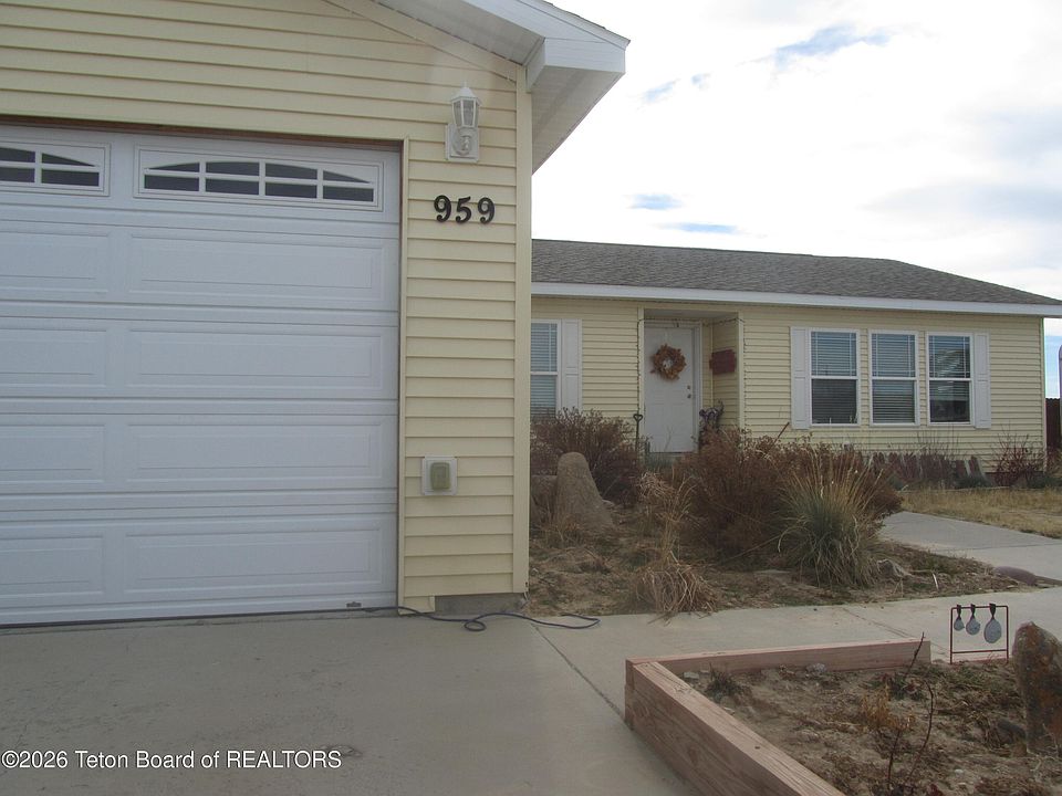 1st image of 959 Gales Way