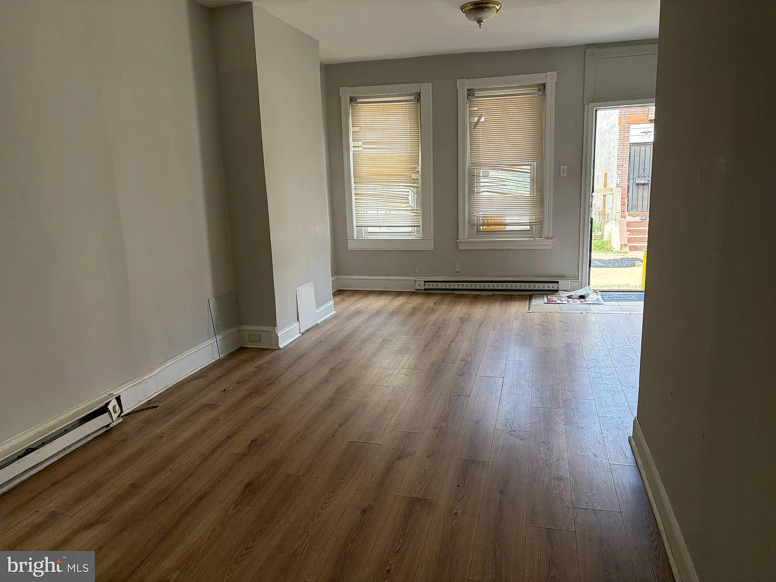 3 bed, 1.0 bath, 1120 sqft, $1,300 — Photo 3