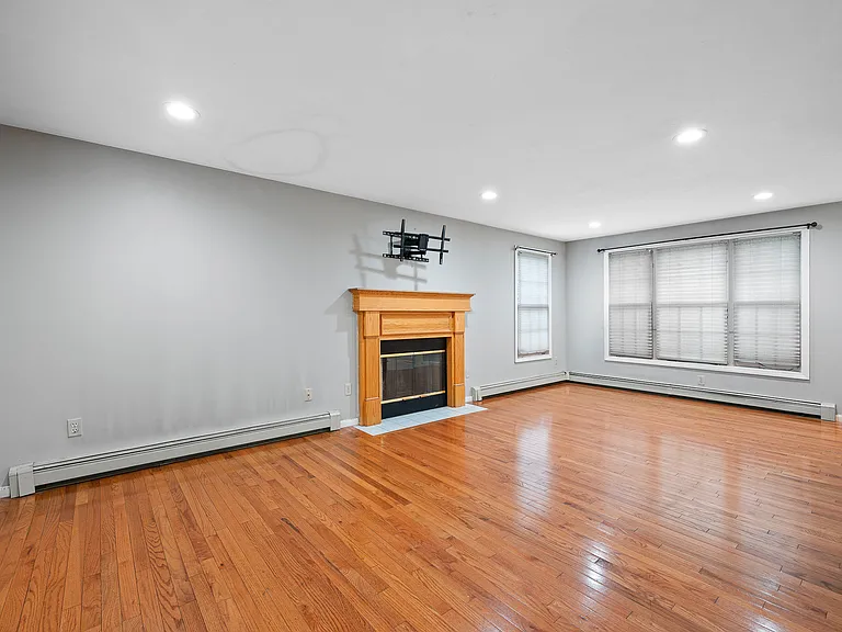 4 Nightingale Dr — Photo 3
