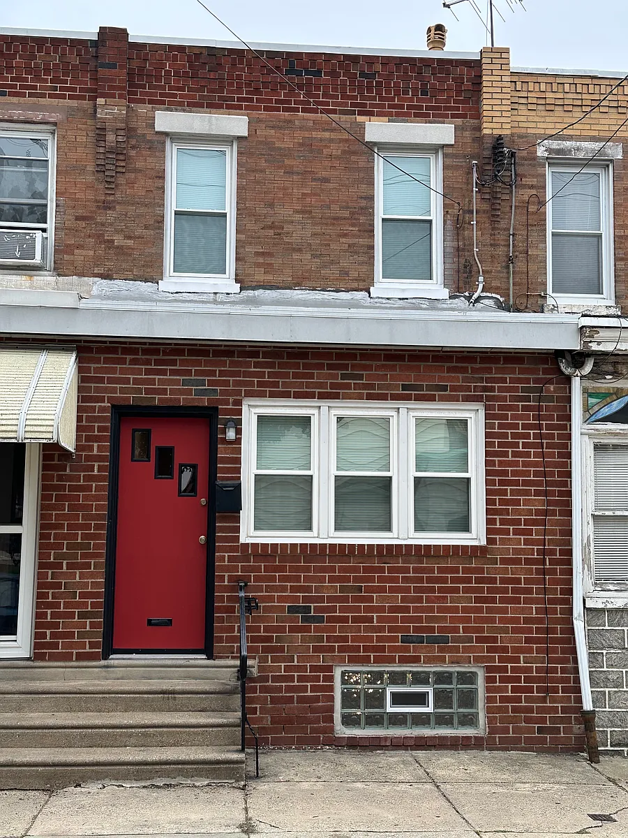 Front - 4421 E Thompson St
