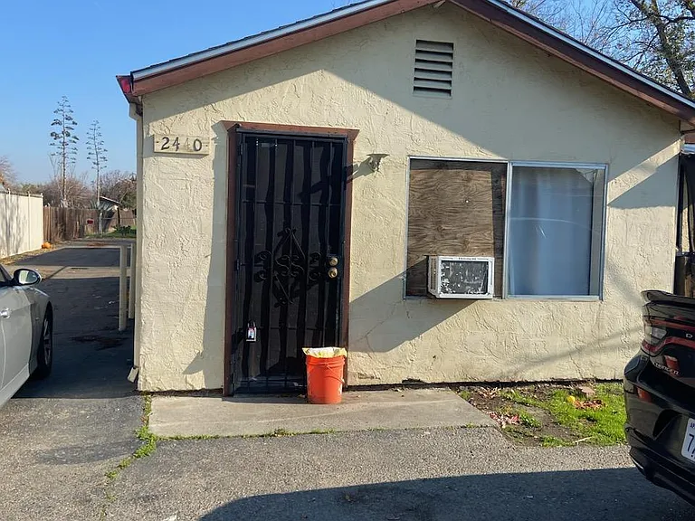 2440 S B St — Photo 16
