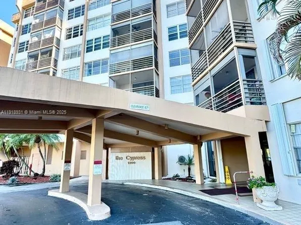 1200 Saint Charles Pl APT 218, Hollywood, FL 33026