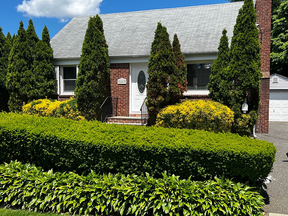 Front Entry - grounds are maintained weekly with gardner who likewise handles snow removal .