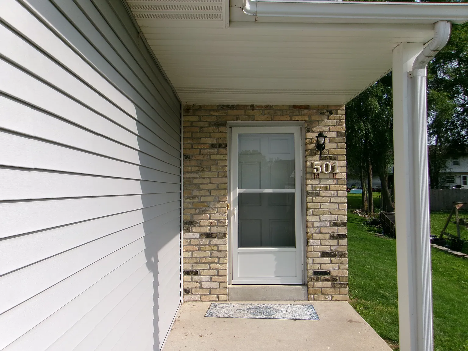 3 bed, 1.5 bath, $2,200 — Photo 2