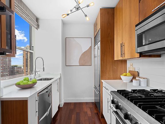 4th image of 88 Greenwich St APT 1304