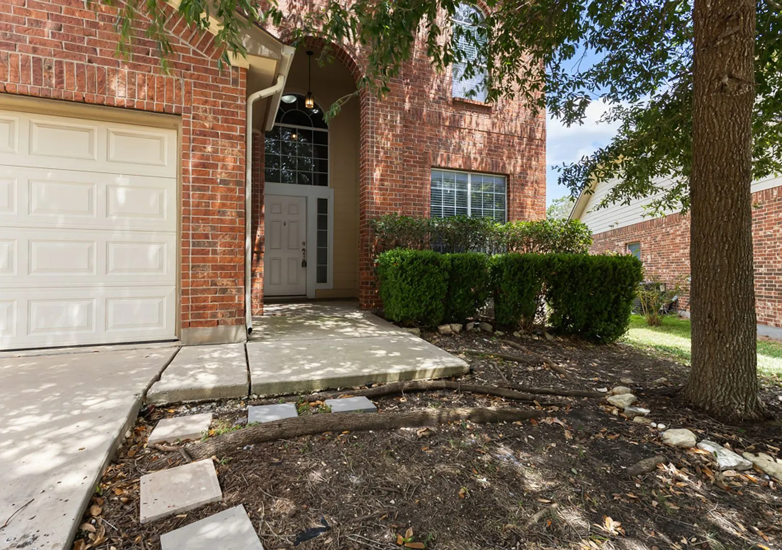 Charming Home Awaits: Spacious & in a Prime Location — Photo 4