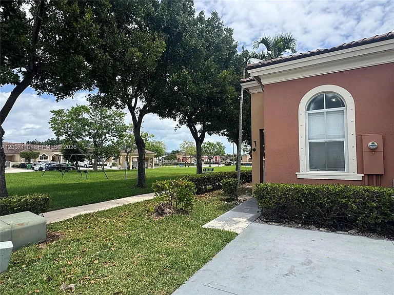 23703 SW 110th Pl #23703 — Photo 37