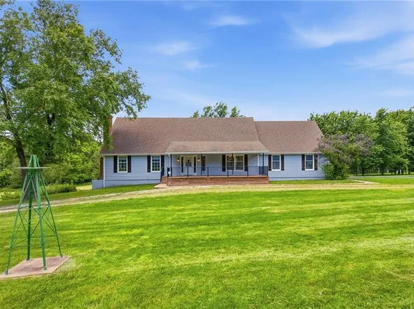20208 S Bridle Ln, Peculiar, MO 64078