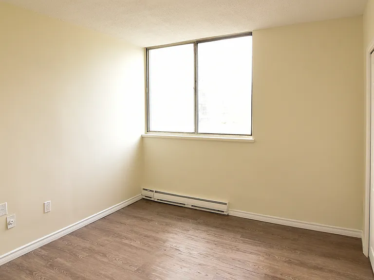 121 Hunter St W — Photo 9