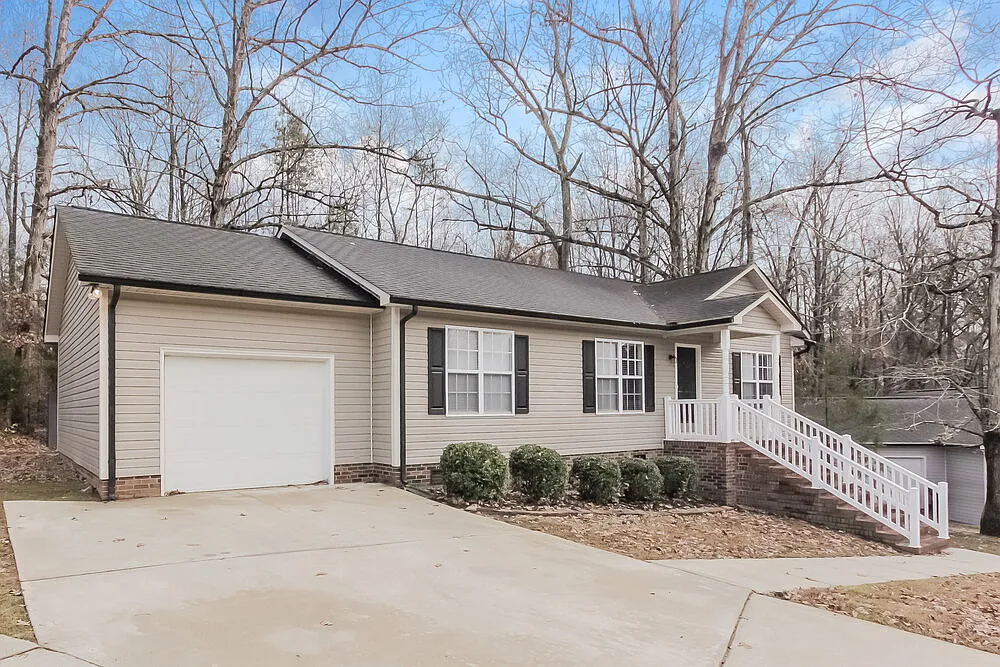 3 bed, 2.0 bath, 1161 sqft, $1,860 — Photo 3