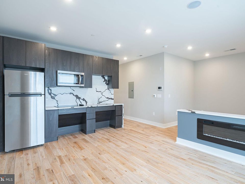 1st image of 1030 W Girard Ave #315