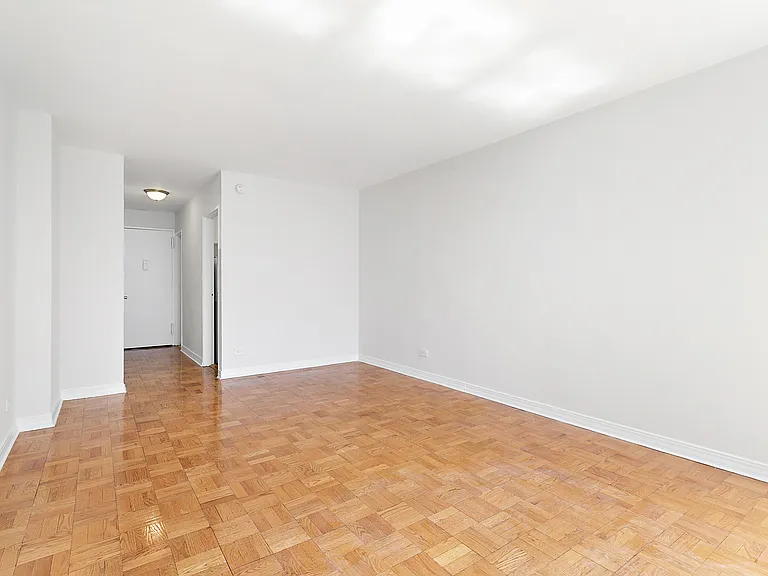 200 E 15th St #4B — Photo 5