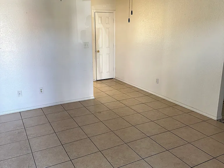 3303 Hereford Ln — Photo 2