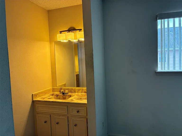 13784 Hollowgreen Dr — Photo 23