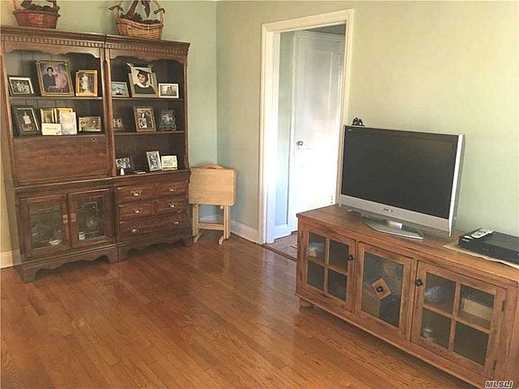 4th image of 1610 Broadway
