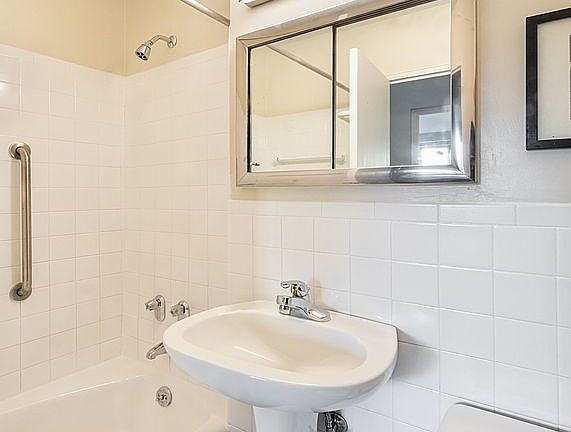 5th image of 401 E 86th St APT 5M