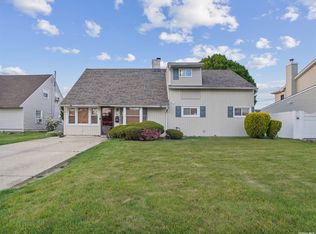 39 Robin Ln, Levittown, NY 11756