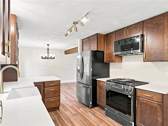 4th image of 107 Colonial Way