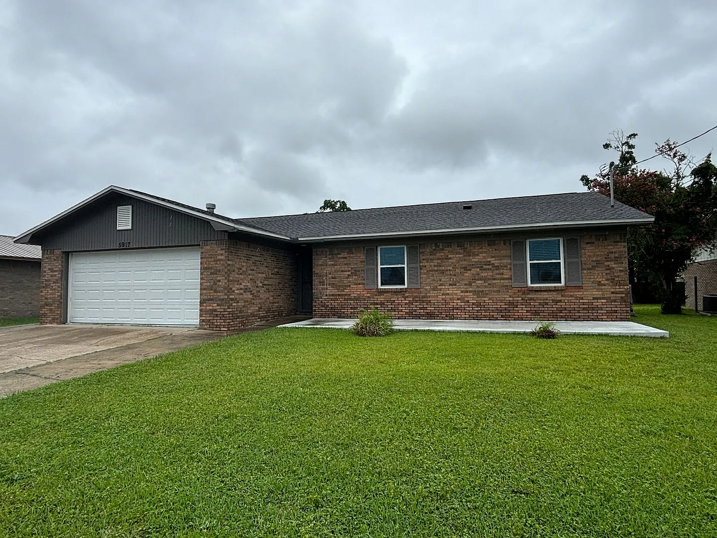 5917 Howard Rd — Photo 1
