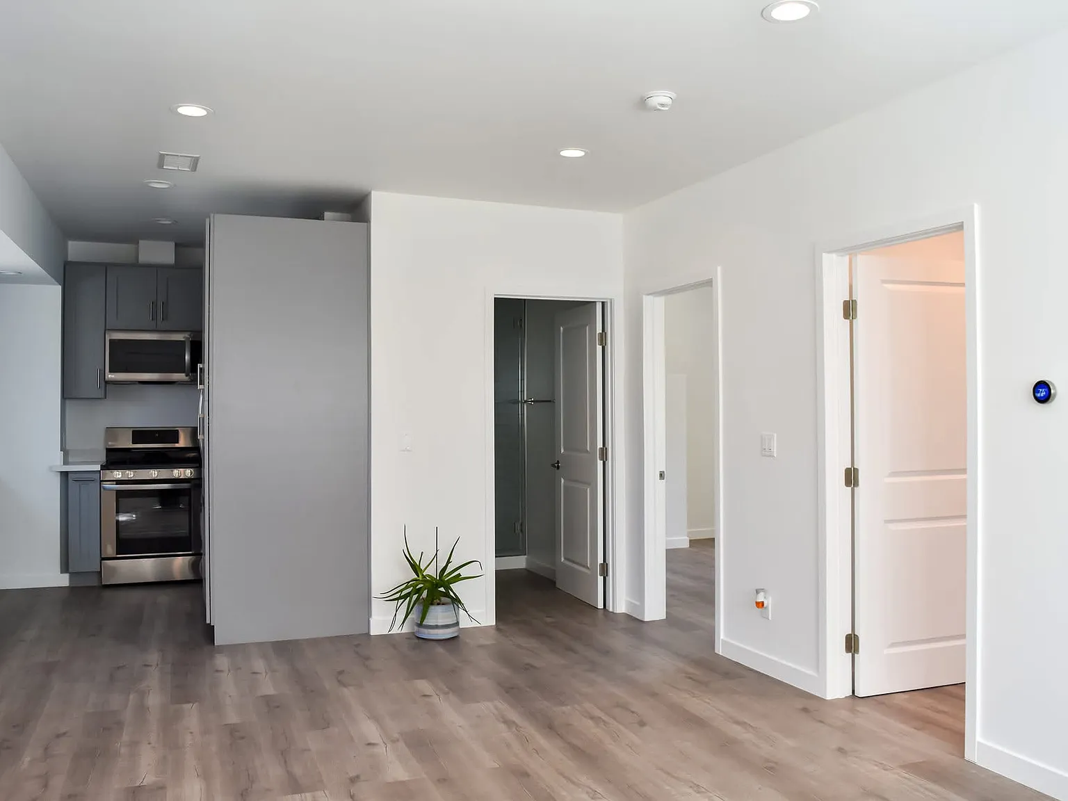 2 bed, 750 sqft, $2,600 — Photo 3