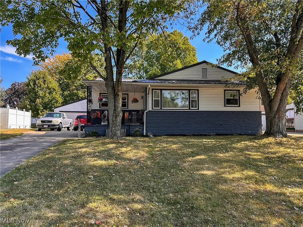 1411 Gypsy Ln photo 1
