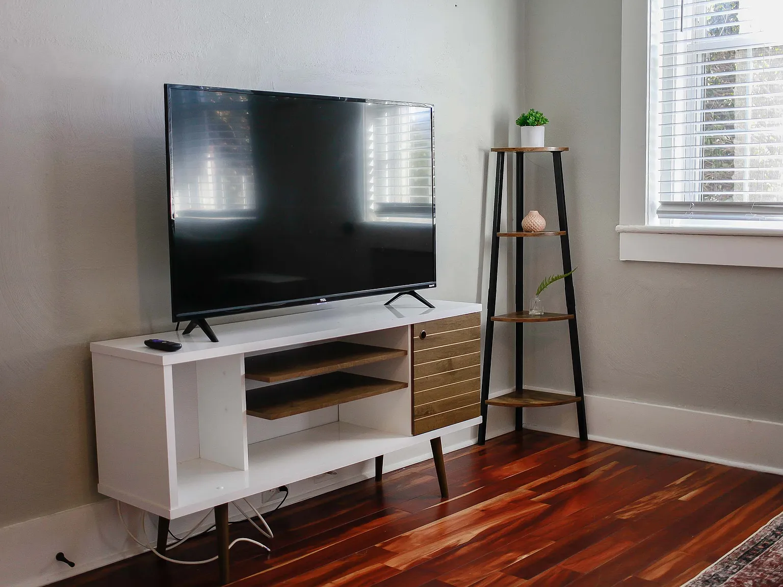 2 bed, 908 sqft, $2,400 — Photo 3