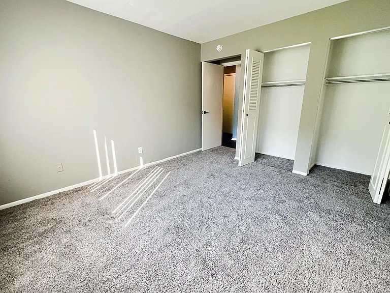Crown Pointe Apartments — Photo 26