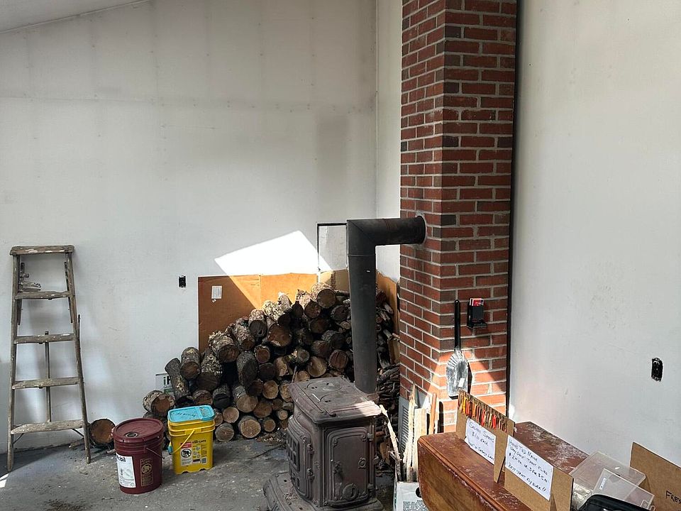 2nd image of 1045 W Ossipee Trail W