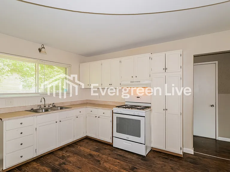 2435 Orleans Ln — Photo 6