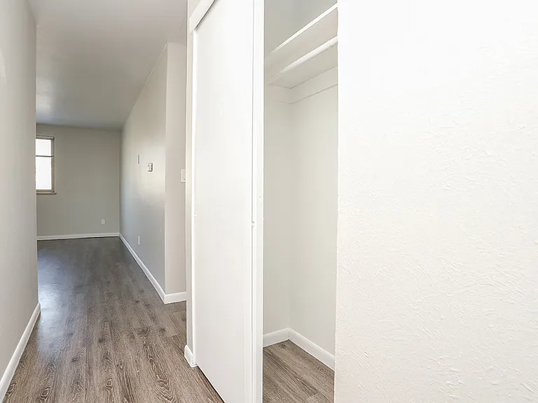 21 Logan — Photo 8