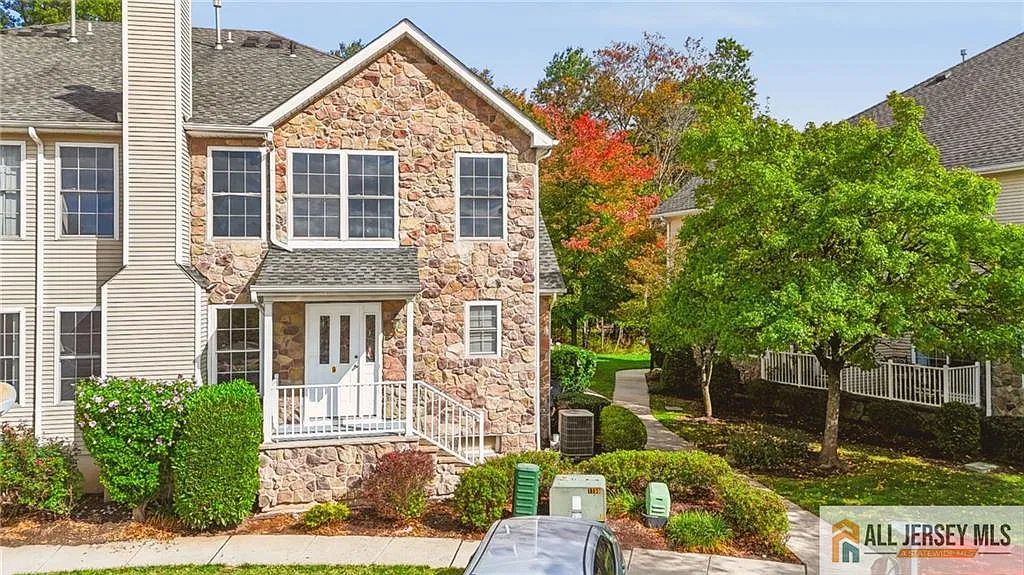 3 bed, 2.5 bath, 1696 sqft, $3,250 — Photo 1